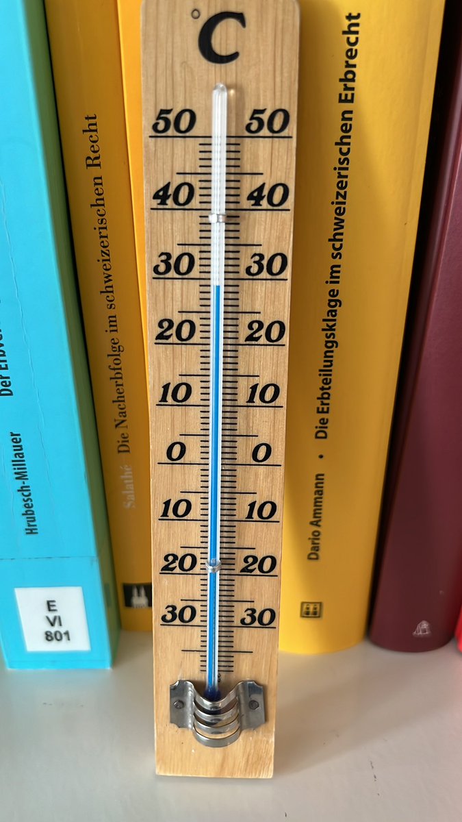 Wichtig wären vor allem Universitätsgebäude (dann auch auf dem Dreispitz), in denen auch im Sommer gearbeitet werden kann 😓 Studiere Jus in Basel and you can stand the heat (not only in the kitchen)!