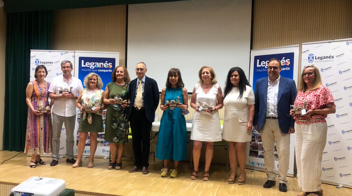 SantiagLlorente's tweet photo. Reconocemos a los maestros y maestras de #Leganés que este año se jubilan.

Gracias a todos ellos por su labor. Décadas de trabajo dedicado a la educación de nuestros ciudadanos.

Es mucho más que formar. Es educar y transmitir los valores que han aprendido gracias a vosotros/as. https://t.co/vdSNY5f85G