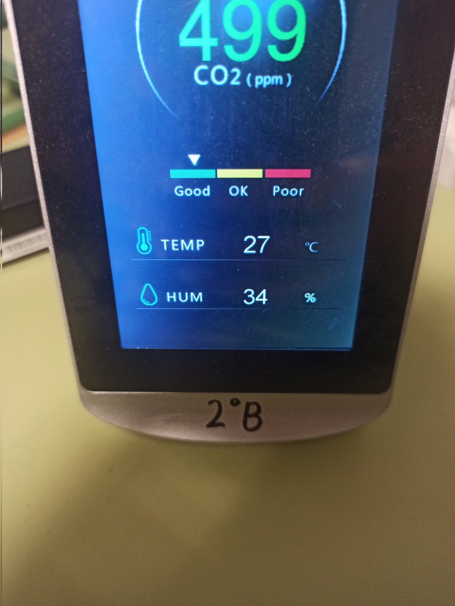 Saradlp's tweet photo. No son ni las 9 de la mañana y ya están las clases a 27°C https://t.co/qQ0L9z46Pp