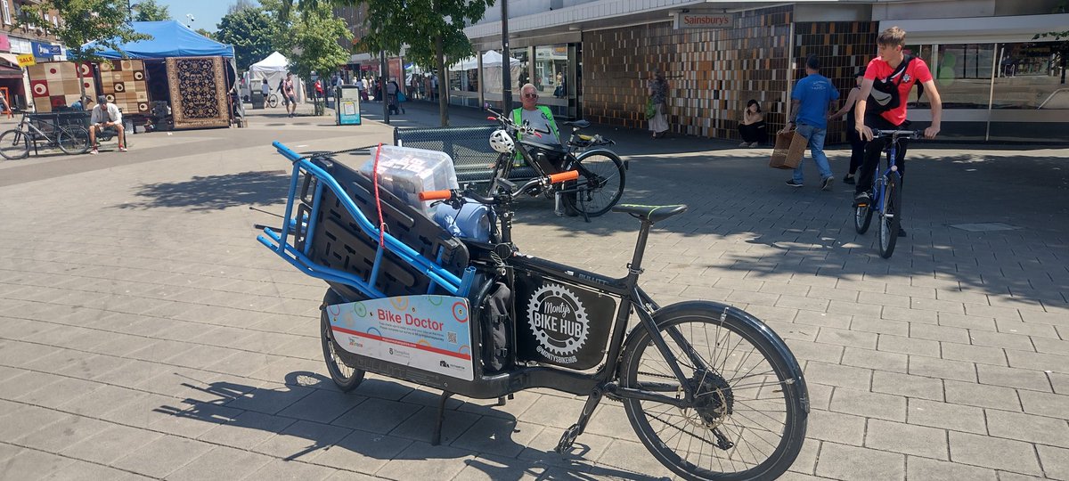 Nice chilled #bikedr in the sun yesterday in #bitterne, and great to have a few of our young people help us out and gain vital work experience helping us set up, talking to customers and fixing a few bikes. #youthbikes #cargobikelife #teammontys @MyJourneyHants