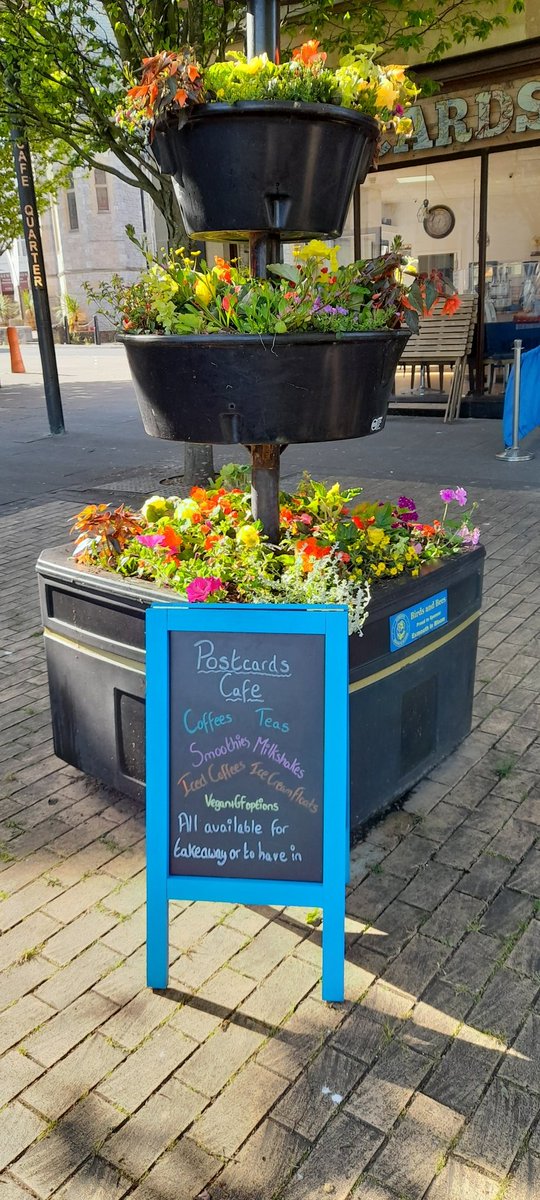 PostcardsCafe's tweet image. Sun is shining brightly on The Strand and on our lovely replanted #ExmouthinBloom flowers, and we've got coffee and tea both hot and iced ready for you to enjoy...possibly alongside a slice of Hummingbird Cake or a £5 cheese toastie lunch for Toastie Thursday
