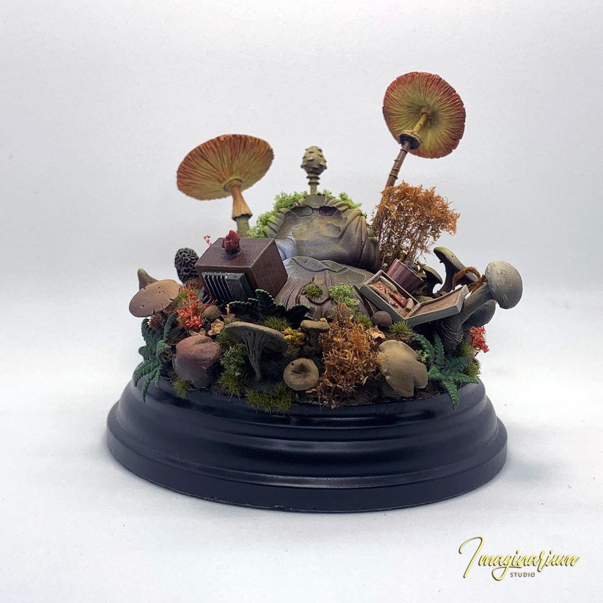 Imaginarium_M_P's tweet photo. The base is ready! But... ready for what? Guess who!
#kingdomdeathmonster #paintingkingdomdeath #pinupofdeath #miniaturepainting #paintingminiatures #modelpainting #fantasy #paintingminis #colorum #wargaming #miniatures #miniatureart #kolinsky #detail @kingdomdeath https://t.co/PfLyCvS3xR