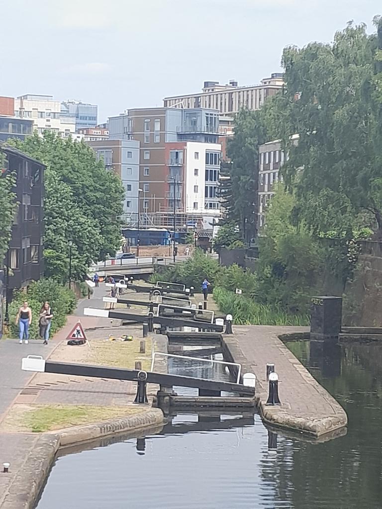 Was the perfect weather yesterday to get out and do some lock maintenance and painting with the volunteers and the two new seasonal operatives at the Farmers lock flight in Birmingham <a href="/CRTWestMidlands/">Canal & River Trust West Midlands</a> @CRTvolunteers <a href="/CRTnotices/">Canal & River Trust</a>