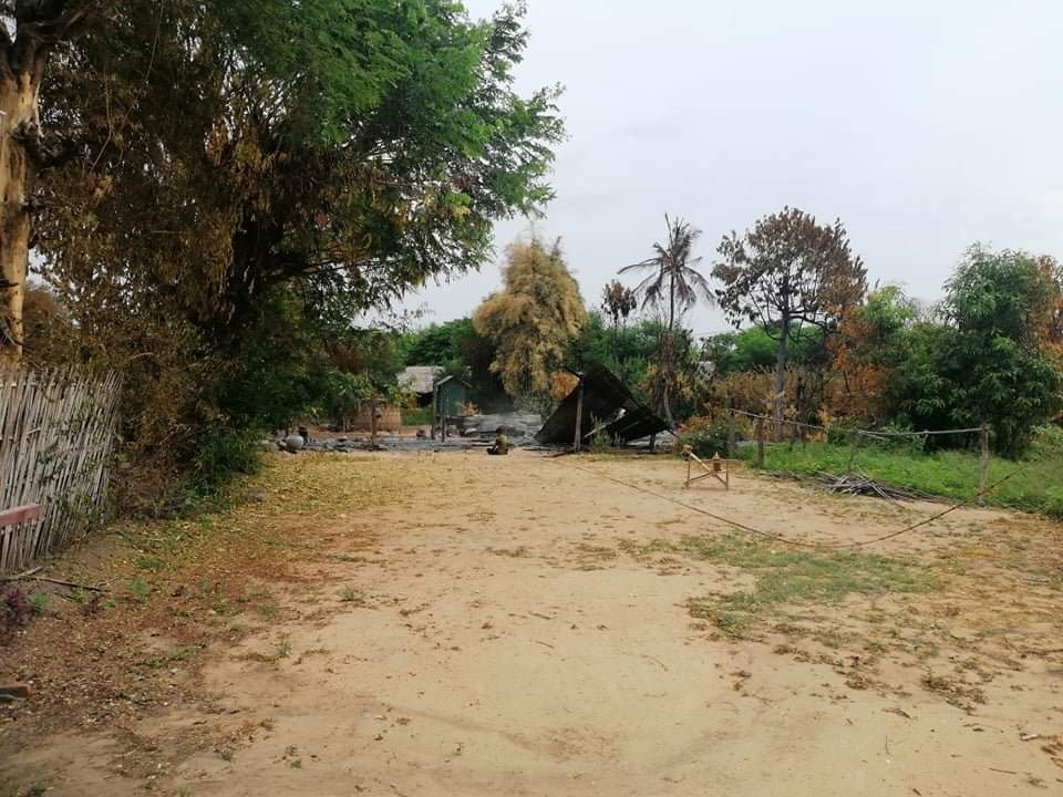 Chanapai247's tweet photo. As reported by local villagers, junta soldiers carried out arson attack in #PaukChaing village (#ShweBo) for 2nd time on June 12 and no less than 103 houses had reduced to ashes. About 30 houses were burnt in 1st time arson, reportedly.
#2022Jun16Coup 
#WhatsHappeningInMyanmar https://t.co/K2aYiKaUcc