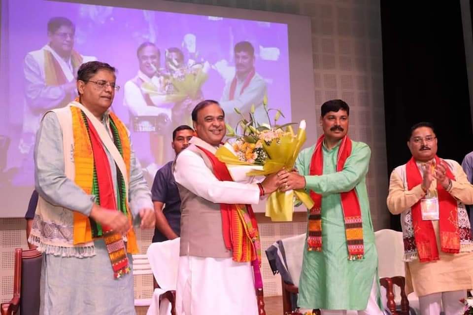 BJP4Assam's tweet photo. In presence of Hon CM  @himantabiswa,Hon Prez @Bhabesh_KalitaR chaired a meeting at Diphu .
Hon UM @sarbanandsonwal Inaugurated new party website https://t.co/reRPjJnmQ3 accompanied by Hon respectively @DilipSaikia4Bjp
@PandaJay @PawanSharmabjp1 @PhanindranathS3 @idipluranjan https://t.co/VzweNO8iWz