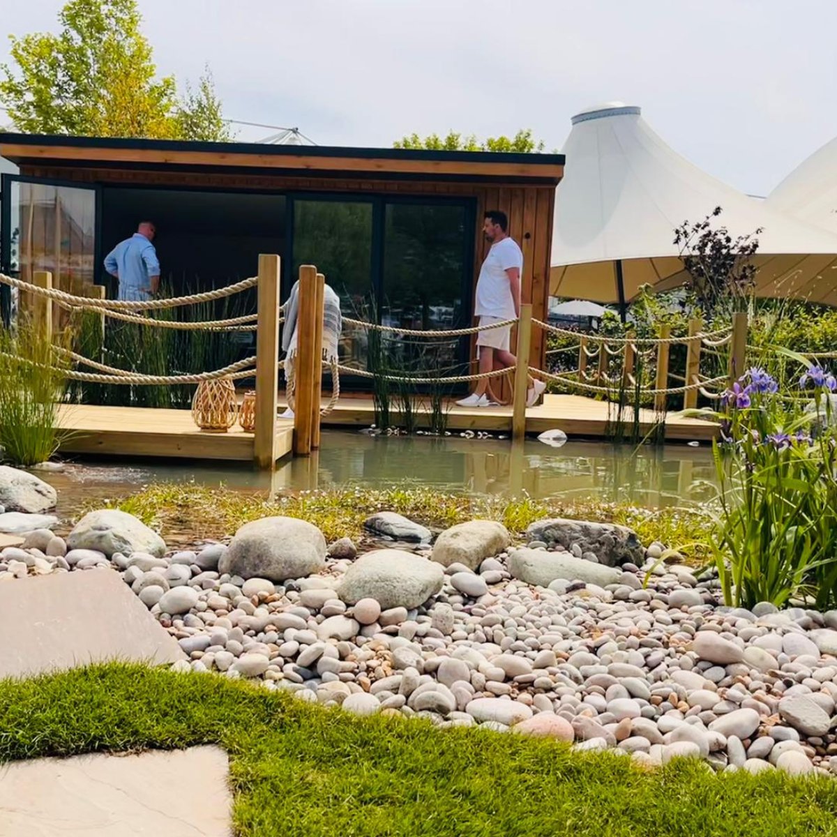 CEVAshowfreight's tweet photo. It's a beautiful day here at #bbcgardenersworldlive where our team at CEVA Showfreight are running the busy plant creche! Don't forget you can drop off your gorgeous new botanicals and come back and collect them at the end of the day. #gardenersworld #bbcgwl #necbirmingham https://t.co/p88pOXPagG