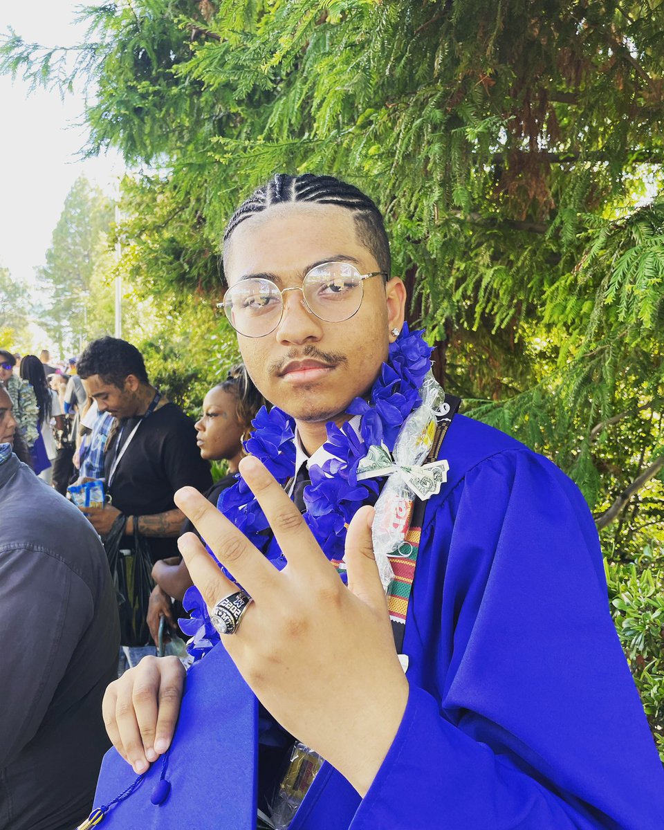 Congratulations to my handsome son  Trayvon he graduated yesterday from  High school so proud #Classof2022 now go be great ❤️💯