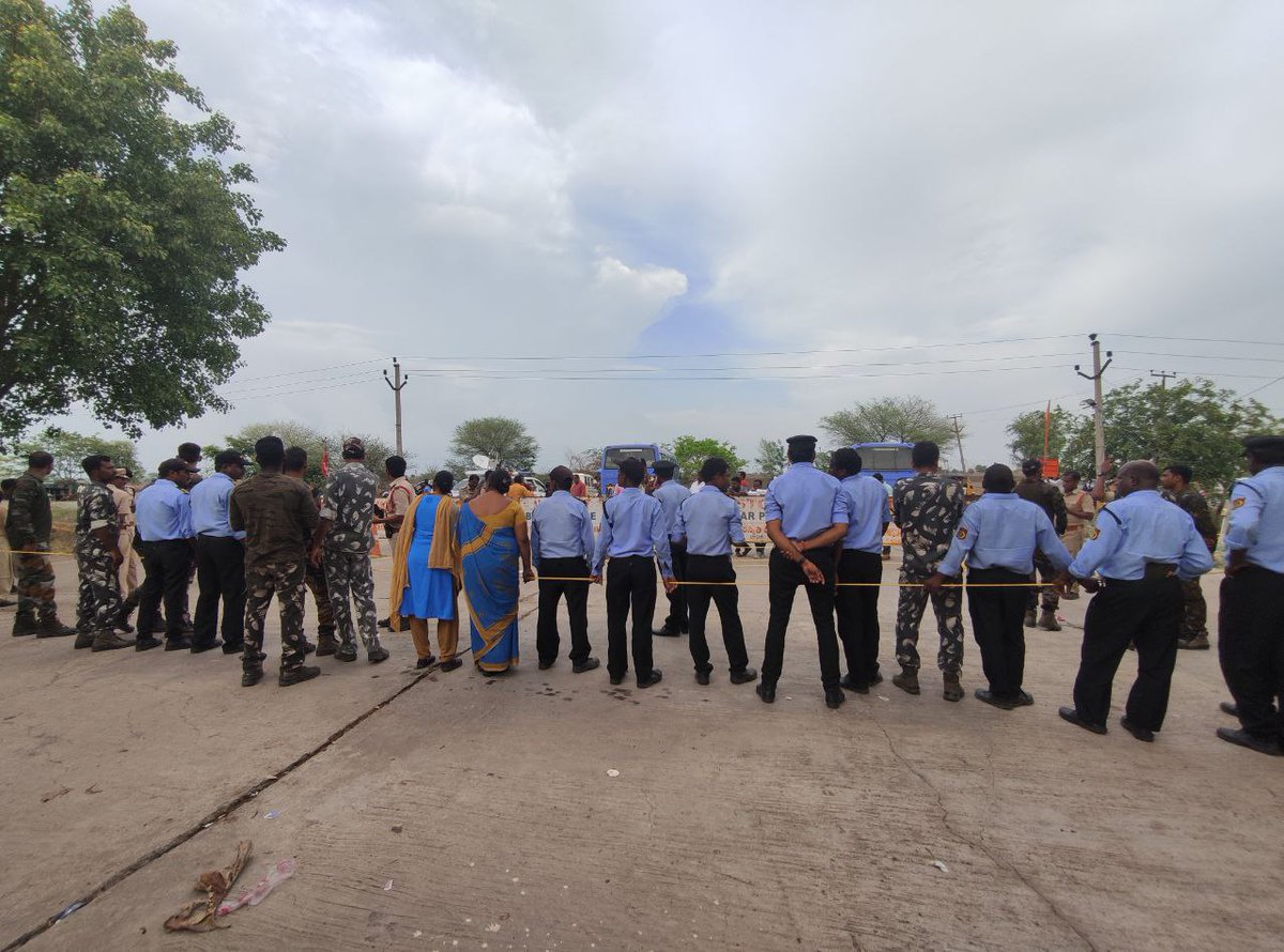 sgc_rguktb's tweet photo. Security personnel stood to cover the student protest as media arrived to cover the story.
@TelanganaCMO 
@TelanganaGuv 
@DrTamilisaiGuv 
@KTRTRS 
@TelanganaDGP 

#RGUKTBasar 
#IIITBasar 
#ConsiderRGUKT https://t.co/IDzHmdi8Xi