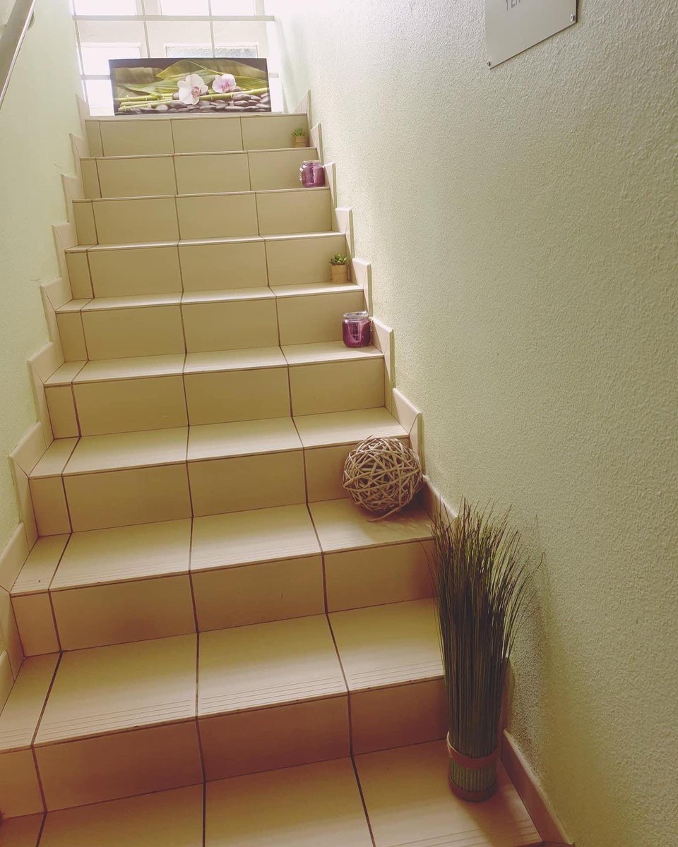 Aujourd’hui au CHBD, se déroule la 2ème édition de la journée bien-être à destination des professionnels.
Toute la journée auront lieu des activités réalisées par des praticiens qualifiés: Massages, Soins esthétique, Hypnose humaniste, Gestion émotionnel, Yoga 
Belle journée☀️ ⛰