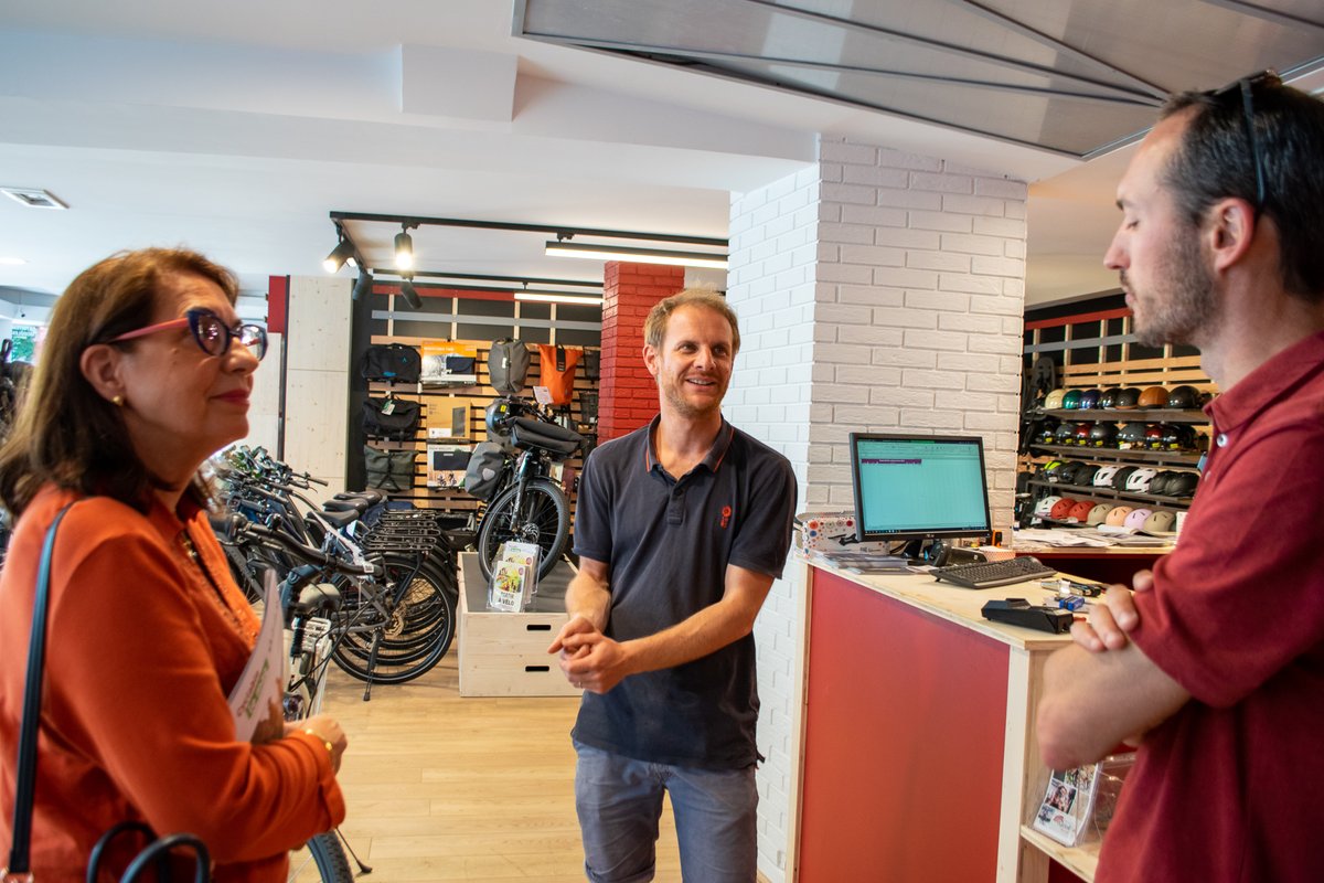 cciseinestuaire's tweet photo. 💬 Biclou or not to be
🚴‍♀️Le @reseauCyclable s'étend à @LH_LeHavre 

👤 A sa tête, Pierre VIARD, accompagné 2 ans jusqu'à l'ouverture par Mickaël ROBIN, Conseiller Création CCI.

Petite visite de courtoisie avec @Prat_Isabelle et Mickaël 1 mois après l'ouverture. Tout roule ! ✅🚲 https://t.co/wl1GsKiu7V