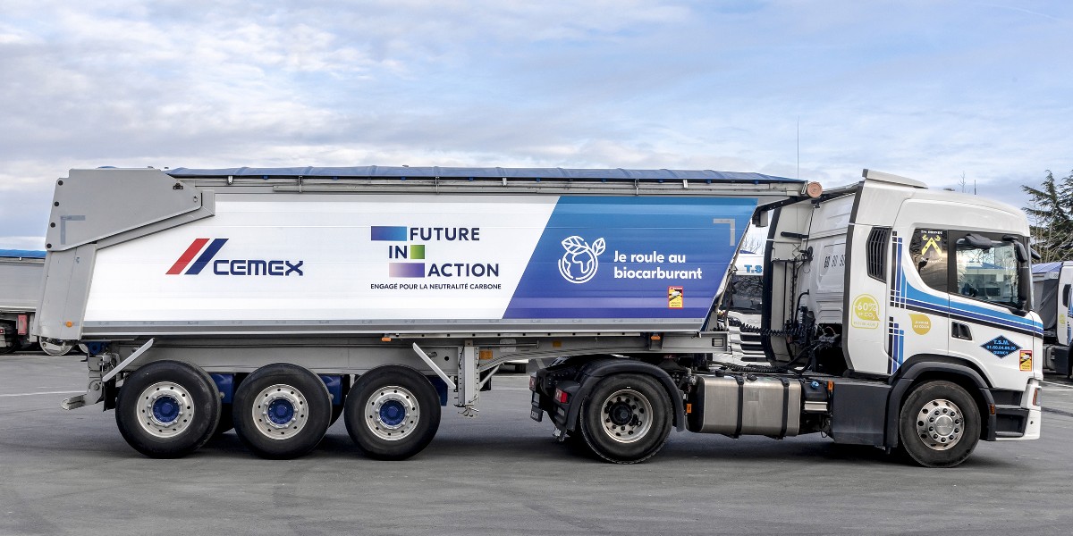 CEMEX habille d’un marquage spécifique les véhicules utilisant des #énergies_alternatives pour transporter ses #matériaux. Cette action s’inscrit dans son programme d’#action_climatique #FutureInAction visant à réduire ses émissions de CO2. 
fal.cn/3pvcc #transport