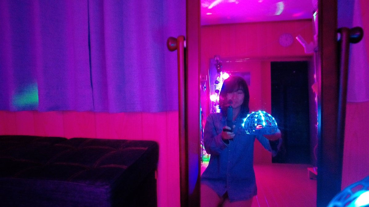 kyoko21izumino's tweet photo. 部屋でこんな風に遊んでいます

動画↓
https://t.co/RMJZuLRuui
ピカピカ光る部屋でピカピカ光るドローン飛ばす fly the glitter drone in the glitter room

#ドローン #HT06 #フライングボール #channelJK #YouTube https://t.co/p4aDDlGE82