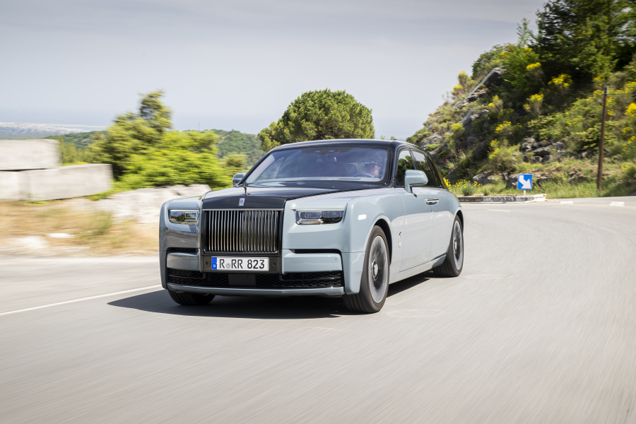 rollsroycecars's tweet photo. #RollsRoyce #Phantom’s sumptuous interior remains almost unaltered: the steering wheel has been made slightly thicker, providing a more connected and immediate point of contact for the owner-driver.

#PhantomRendezvous #RollsRoycePhantom https://t.co/lIqJ3UfiRH