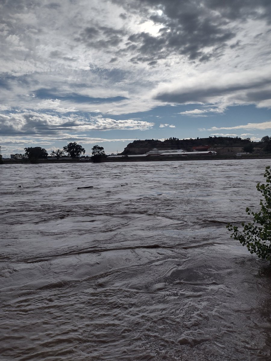 HalbertVal's tweet photo. Yellowstone river, in Billings MT, scary stuff. https://t.co/WXDCG4fwMT