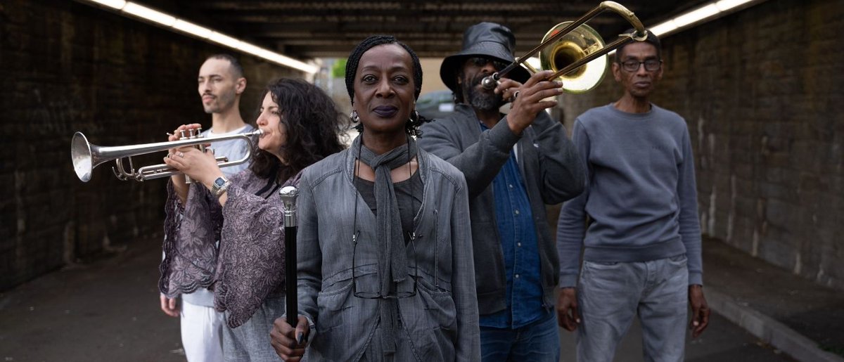 Mae <a href="/NTWtweets/">National Theatre Wales</a> yn y Tŷ Dawns yn ymarfer Circle of Fifths sy’n dechrau’r wythnos nesaf – o’r darnau rydym wedi bod yn ddigon ffodus i’w clywed mae’n swnio’n wych, taith bwerus drwy ein lleoedd a thrwy fywyd a marwolaeth. 
Tocynnau: 
dancehouse.wales/cy/circle-fift…