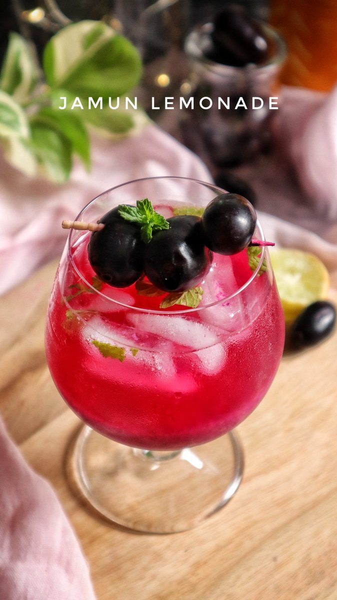 Jamun Lemonade 🙂
Have you ever tried it?! 
Check out the recipe : youtube.com/shorts/qh85pxi…
.
.
#RomancingTheFood #recipevideo #summerdrink #food #thursdayvibes