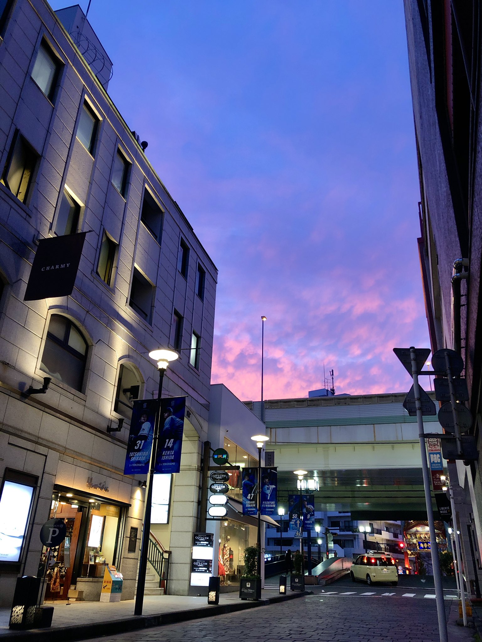 公式 横浜元町shopping St 今日の夕焼け ブルーとピンクの綺麗なグラデーション 今日の元町 今日の夕焼け 横浜の空 T Co Fdksddmvby Twitter