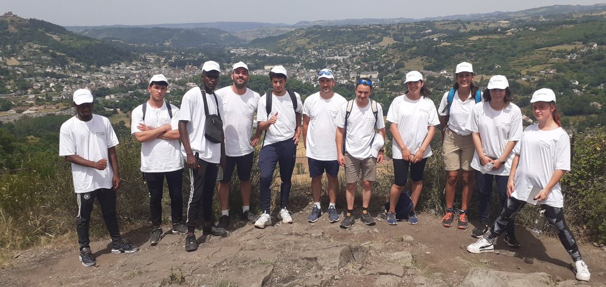 ARRUFATCcile's tweet photo. Aujourd'hui 10 collaborateurs @suez en Occitanie marchent sur le GR65 à Espalion en Aveyron avec des structures médicales et sociales. Un moment d'échanges sur l'environnement, la biodiversite, nos métiers ... Ici les jeunes de la MLI de Béziers !  #SUEZRandEauSolidaire https://t.co/Pdb6xjeQfK