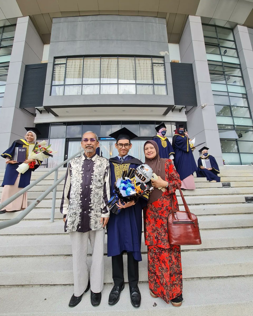 aizuddinmagniz's tweet photo. Again, thank you lecturers, UiTM, parents, friends and everyone who have supported me throughout my studies. You guys Rock!

LLM boy! 

#MastersOfLaw #UiTMDiHatiku https://t.co/6jd44zshIK