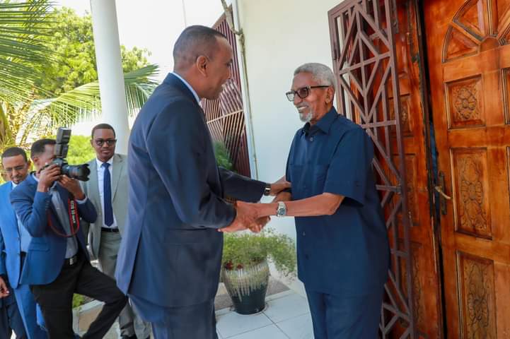 PMHAMZE_ABDI's tweet photo. Waxaan maanta salaan iyo isbarasho ugu tagay,Guddoomiyaha Golaha Aqalka Sare Senator Abdi Hashi Abdullahi.

Guddoomiyaha waxa aan kawada hadalnay marxaladda uu dalkeenu taaganyahay, inagoo kala qaadanay talooyin wax ku ool ah.

#PmHamzeBarre https://t.co/KrWdPvCq7A https://t.co/rnbQNnezpl