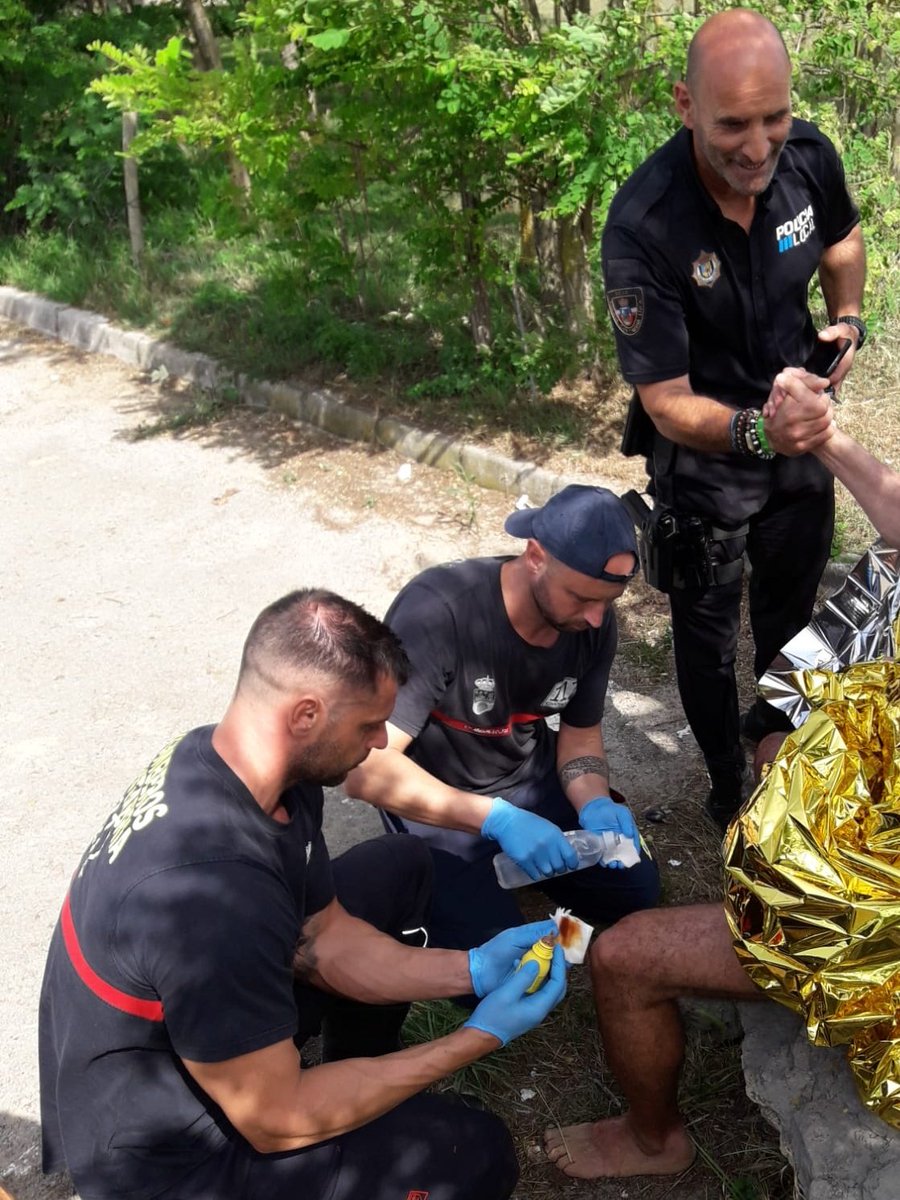112Cantabria's tweet photo. Se le evacuó a zona segura, donde esperaban bomberos @112Cantabria que le atendieron de los rasguños que presentaba. No ha requerido traslado a centro médico. https://t.co/lVM1fv1SWo