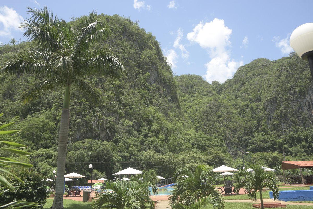 RubenRamosPR's tweet photo. La hermosa instalación Dos Hermanas, en #Viñales perteneciente a #CampismoPopular será la sede del acto por el inicio de la jornada de #Verano en #PinarDelRío, trabajemos con creatividad para que sea una etapa de disfrute #ResistiremosYVenceremos @YamileRamosCord @gobpinar https://t.co/tjdhLa7s1F