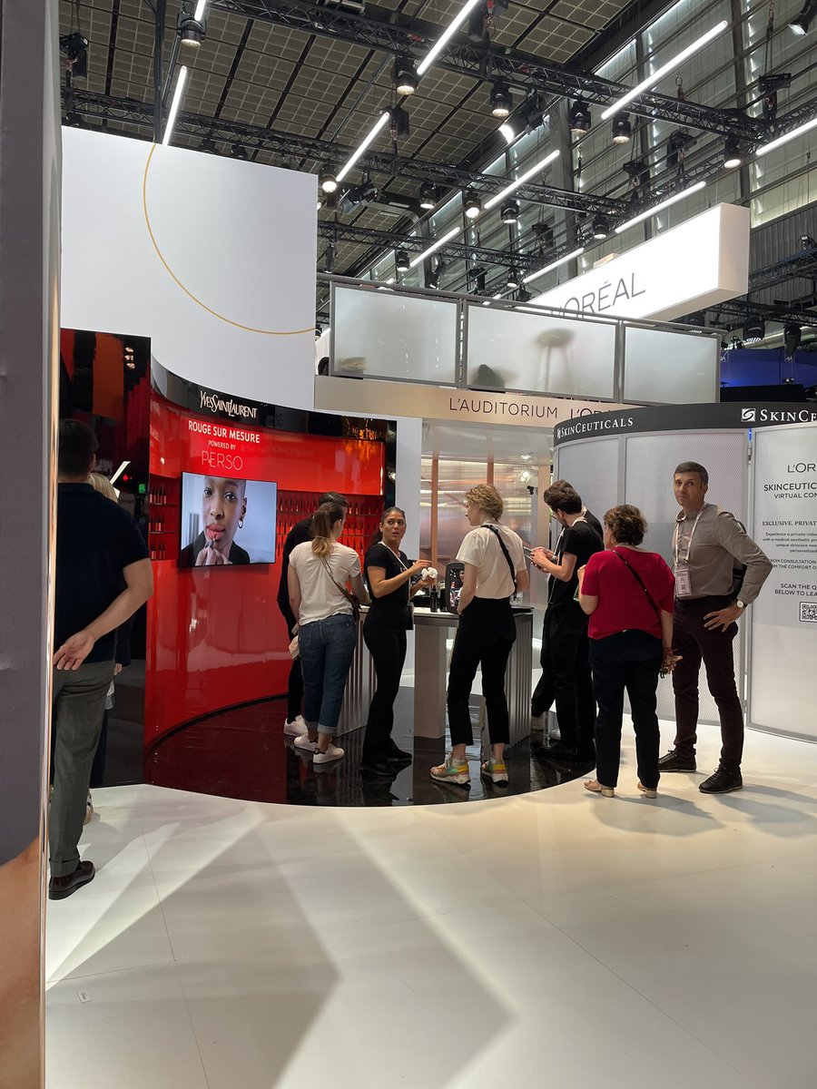 Créer la couleur de son Rouge à lèvre en fonction de sa tenue ou de sa teinte? <a href="/yslbeauty/">YSL Beauty</a> le fait 😍 Très belle découverte à <a href="/VivaTech/">VivaTech</a> #DigitalRevolution #VivaTech2022 #MBADMB