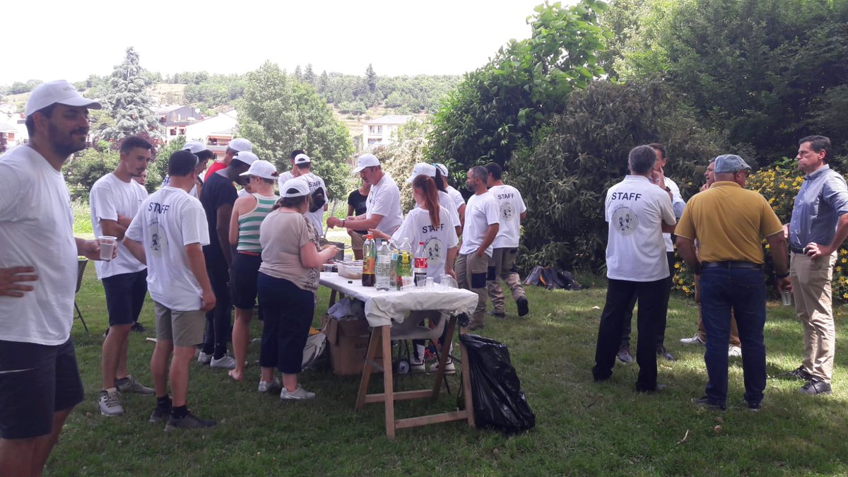 ARRUFATCcile's tweet photo. Après l'effort le réconfort, un repas en bordure du Lot à Espalion en présence des collaborateurs @suez de l'agence locale, de notre Directeur Régional, Antoine Brechignac, Gildas Paumier - Directeur de l'agence ONE et de Bruno Lecomte, organisateur de la Rand'Eau. https://t.co/e8Hib8vSCP