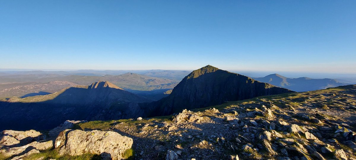 MissOutdoorEd's tweet photo. Light evenings are for adventures. #cribgoch #snowdon #sunset #getoutside https://t.co/qqMheVEQPO