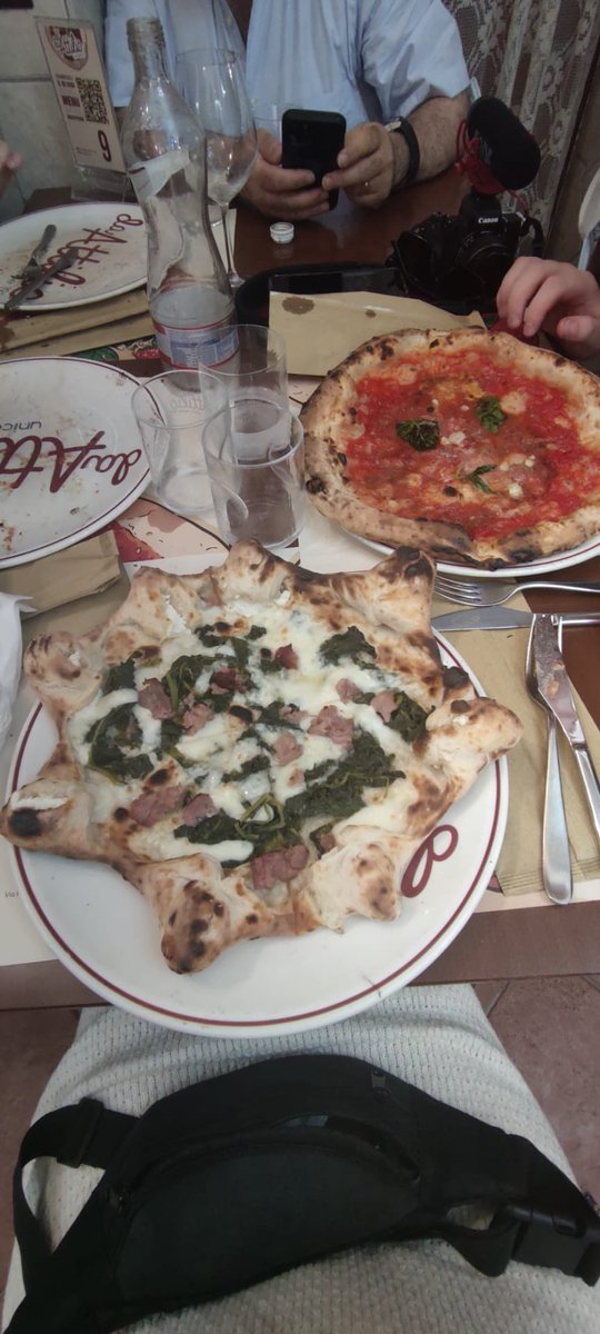 Dag 5: net laatste interview opgenomen in pizzeria Da Atillio! Het was leerzaam en lekker, al heeft Yente wel zo veel pizza gegeten dat ze dubbel ziet… 🍕🎥 #ODG2022Napoli <a href="/ArteveldeJOU/">Journalistiek Arteveldehogeschool</a>