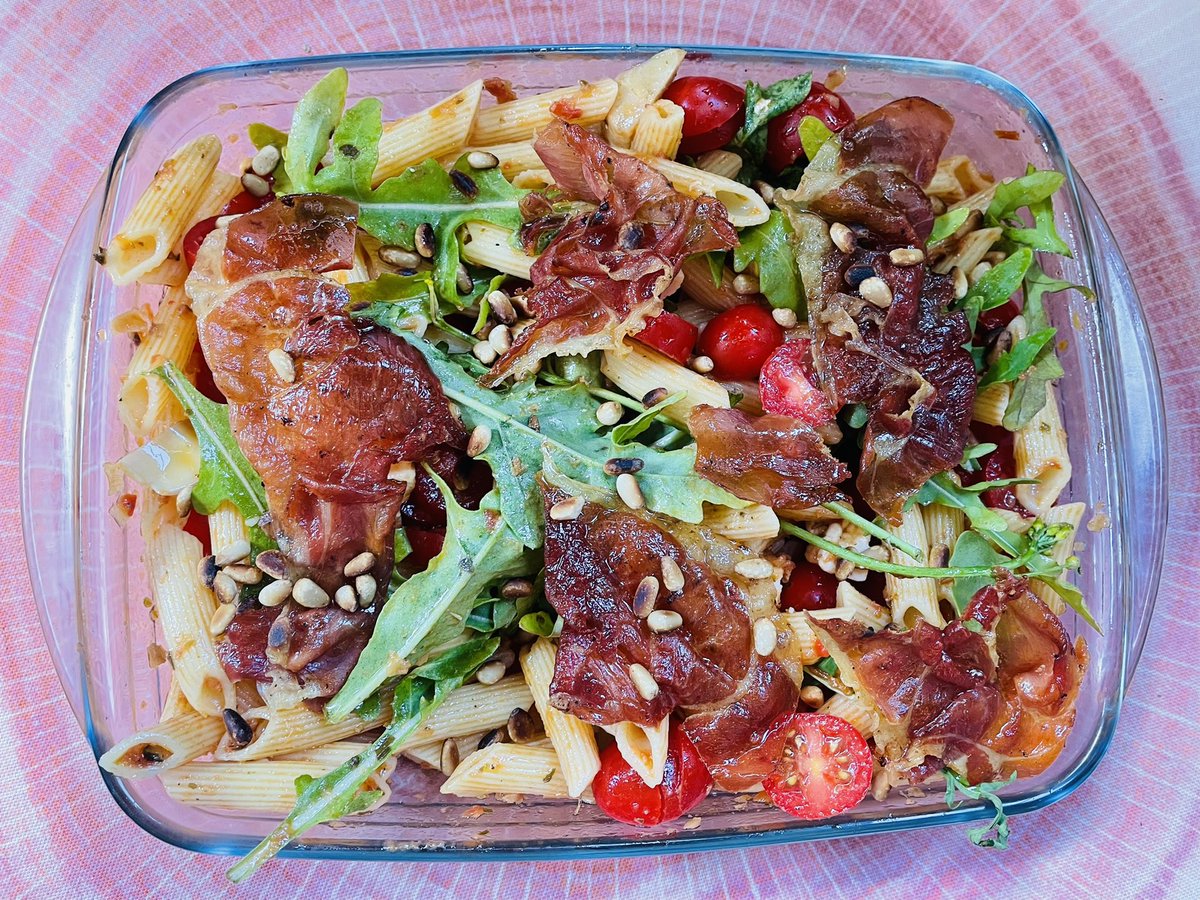 Scorpio1164's tweet photo. #latelunch #Pastasalade
#pastapenne #pestorustico #serranoham #rucola #pijnboompitten #geitenkaas #artisjok #tomaatjes https://t.co/6WZfDrhadj
