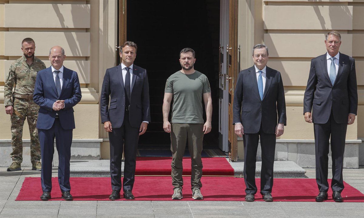 EmmaRincon's tweet image. Los mandatarios de Francia, Alemania e Italia, Emmanuel Macron, Olaf Scholz y Mario Draghi, han viajado a Kiev para lanzar un mensaje de unidad y de apoyo europeo a los ucranianos y abordar sus aspiraciones de sumarse a la Unión Europea.