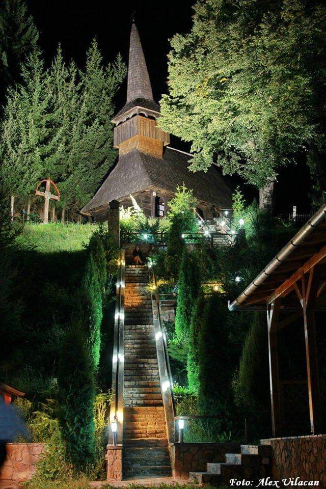 CameliaCristi98's tweet photo. Noapte prin #Cluj
 Biserica din lemn din com. #Bucea https://t.co/PHySD7XjtE