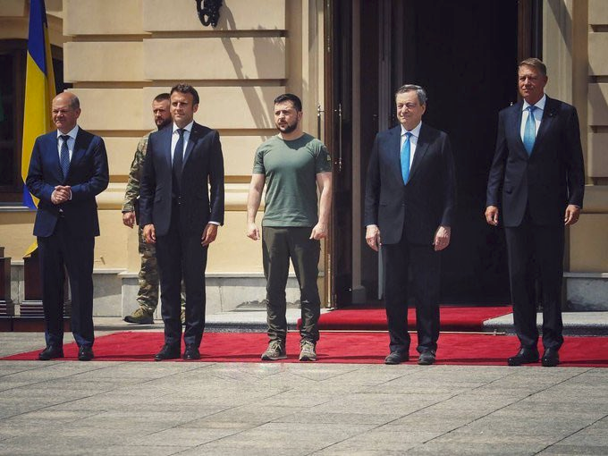 meme_ec's tweet photo. "At least I'm the tallest" is an adequate reply to all those who ask "Who is the big guy on the right?" https://t.co/3ZJK7z8okD