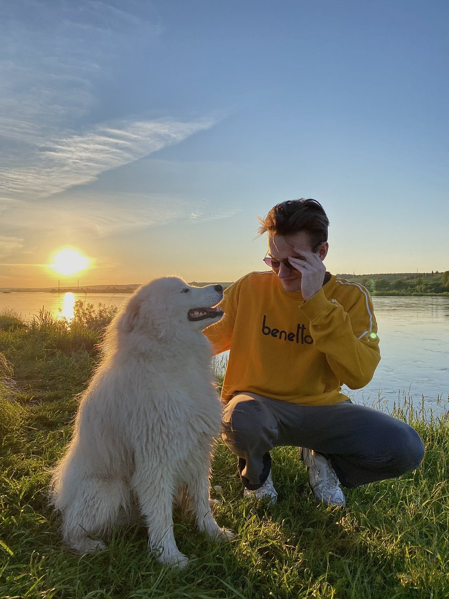 konyshew's tweet photo. Сидим с собакиным, позируем, и делаем вид, что нас не заебали комары https://t.co/kLfU3GeH7P