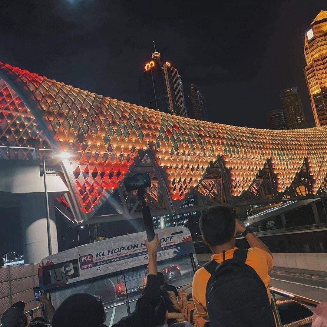 JalanCutiSantai's tweet photo. Kalau pergi KL dan taktau nak buat apa. Try naik bas KL Hop On Hop Off waktu malam. Pusing-pusing KL sambil melihat keindahan cahaya malam di KL. Tak payah nak drive. Hanya duduk &amp; nikmati keindahan KL! 

Berbaloi sgt sebab 2 jam tau trip ni 👍 https://t.co/C3yjfu3QY3