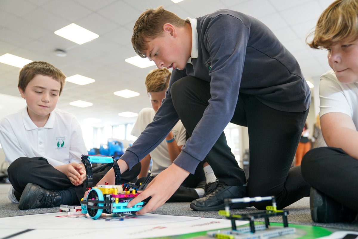 Llongyfarchiadau Miley Fletcher from <a href="/bedwashighsch/">Bedwas High School</a> on designing the winning road sign encouraging drivers to reduce their speed to 50mph to improve air quality. 

Also a big well done to all schools who took part in the workshops on air pollution and the impact on health.