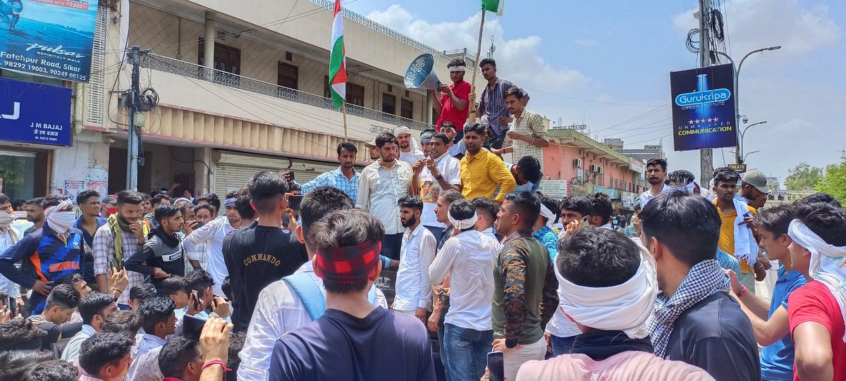 RameshPilania5's tweet photo. जवानों के सम्मान में रालोपा मैदान में !
सीकर जिला अध्यक्ष @MahendraDourwa2 जी के नेतृत्व में कलेक्ट्रेट घेराव किया #itcellRLP @RLPINDIAorg @CJsingh_ @VikashPachar_ @dinesh_rlp @IndianMobile4 @Parmesh_sikar @DrJagdishsikar https://t.co/IGcNxRldKR