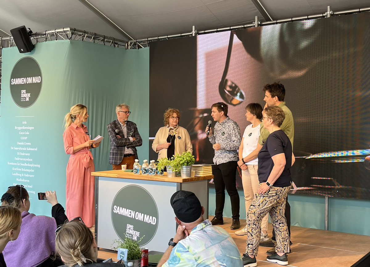 SammenOmMad's tweet photo. Debatter og smagsprøverne er i fuld gang på scenen. Og godt med krydderier i begge dele om madens og måltidernes virkelighed af i dag og visioner for i morgen. Fik du smagt dhal? Frygt ikke - der er flere smagsprøver (og holdninger) lige straks! #sammenommad https://t.co/Pk4Qx8l915