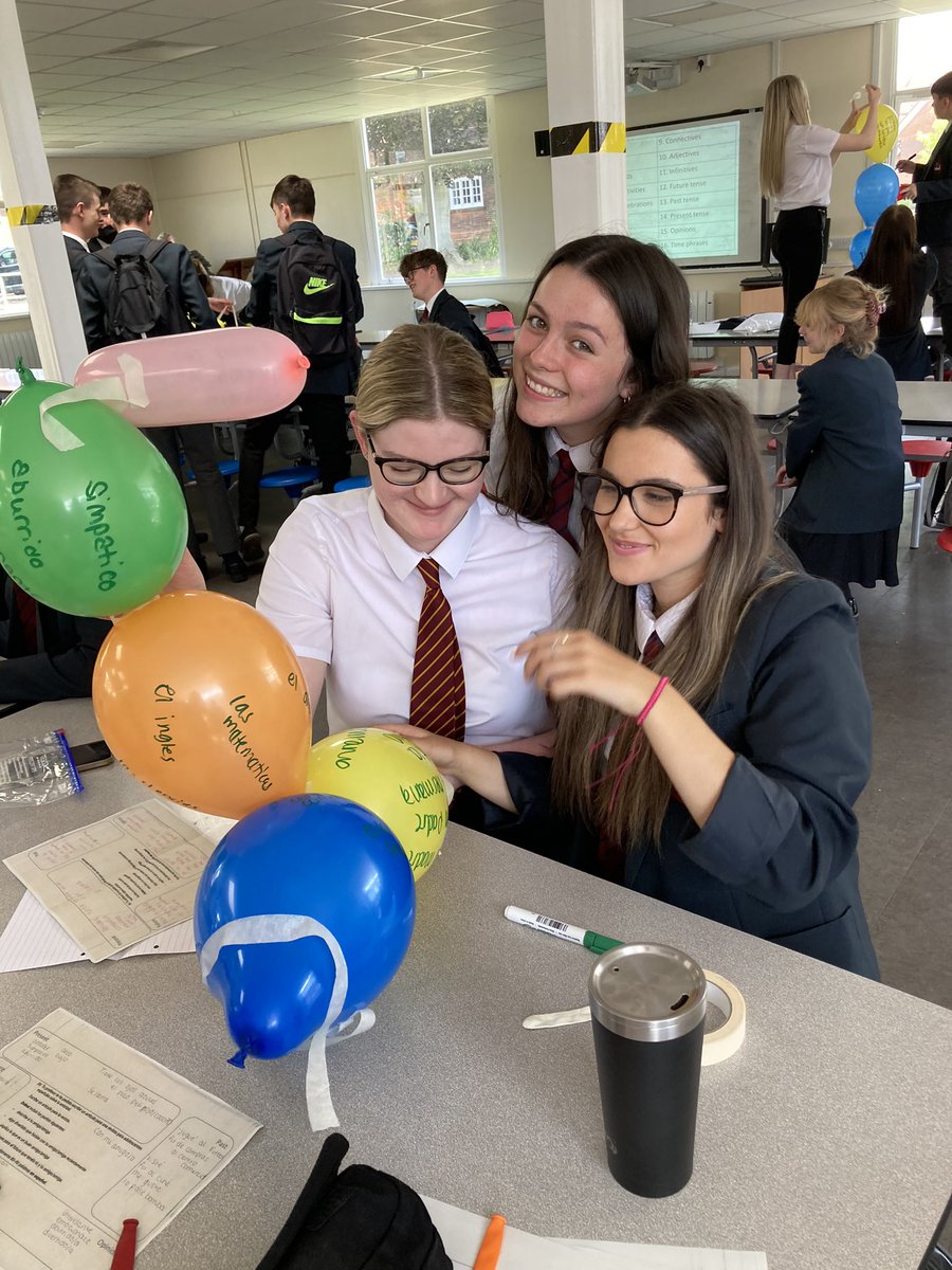 KESAmfl's tweet photo. A really fantastic last revision session with our French and Spanish #GCSE students before their writing exams. Very competitive and lots of fabulous vocabulary included on their balloon structures. Bonne chance and mucha suerte for those final exams @kesacademy 👍🏻👍🏻 https://t.co/G9l83urGTR