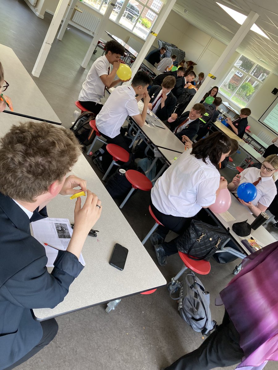 KESAmfl's tweet photo. A really fantastic last revision session with our French and Spanish #GCSE students before their writing exams. Very competitive and lots of fabulous vocabulary included on their balloon structures. Bonne chance and mucha suerte for those final exams @kesacademy 👍🏻👍🏻 https://t.co/G9l83urGTR