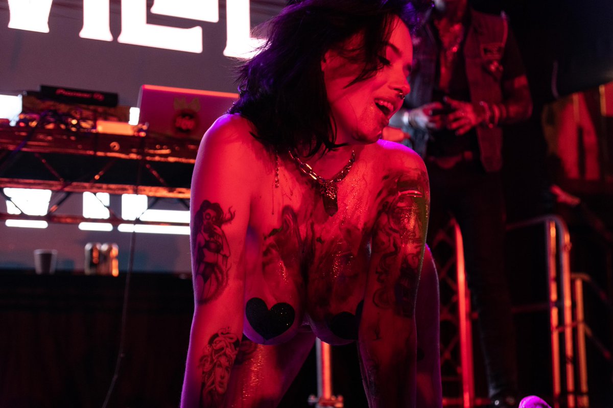 missrubyalexia's tweet photo. Filthy, dirty, messy, TRASHY at @DownloadFest 
Pics by Dan Thomas https://t.co/XTq6Erw1R2