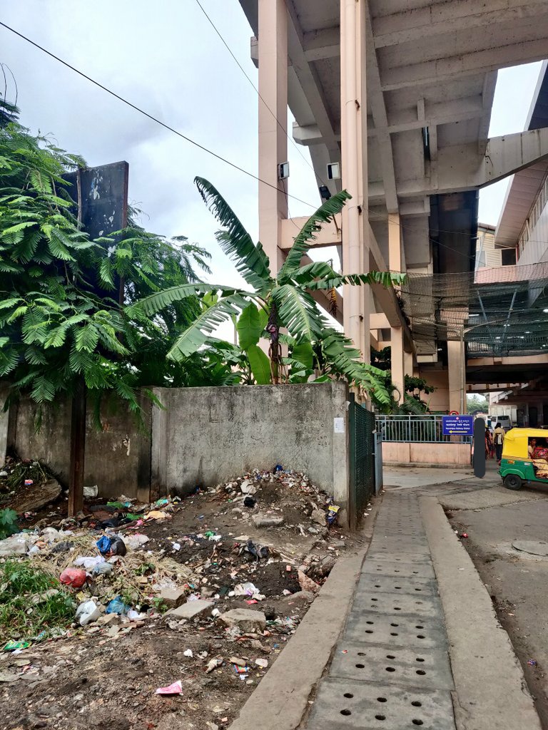 Dear officials of @cpronammametro #Bengaluru please look into the cleanliness around your stations. You have world class infrastructure and a great service but entrance to the Yeshwanthpur metro station looks like a public urinal. Please see what can be done.
#NammaMetro