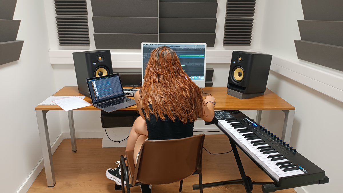 S'acaba el curs i hi ha treballs per entregar. Els nostres bucs de producció musical bullen d'activitat aquests dies!

#ENTILife #Producció #Música #finaldecurs