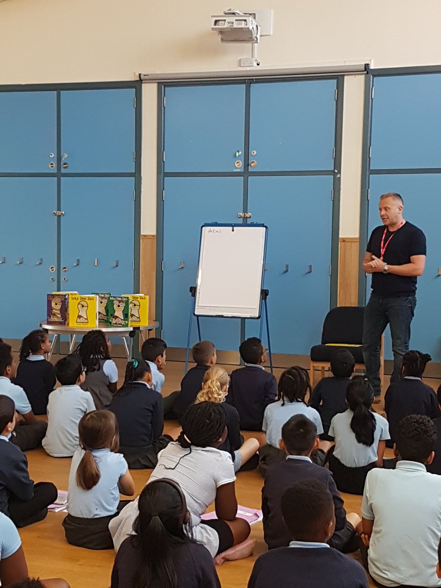 STC_BookChat's tweet image. We have kick started our day amazingly with Simon Murray, the Illustrator and Author of @ickydoodah we can&apos;t wait to create our own illustrations! @_stcatherines @OpenUni_RfP