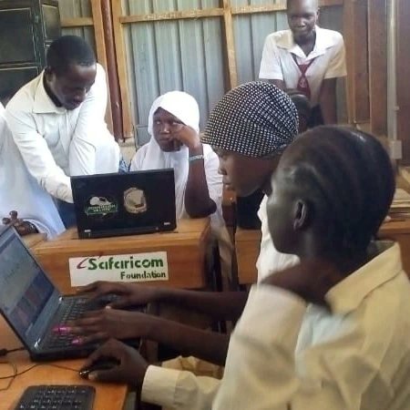 WingRescue's tweet image. Let&apos;s  all make at least little effort to transform community. Indeed an honour to see Rescue Wing lab continue to grow students number in digital skills and make impact ,grace to our donor Connection Ubuntu for huge support. #SDG #ConnectionUbuntu