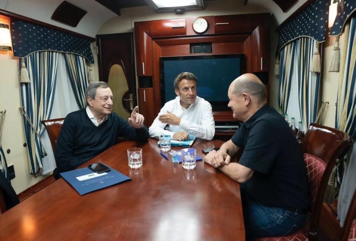 Uno scatto che racchiude un fortissimo messaggio di unità e speranza: tre leader europei 🇮🇹🇫🇷🇩🇪insieme verso Kyiv, per cercare una soluzione europea all’invasione russa dell’Ucraina. Insieme per la pace. 

È lo spirito dei padri fondatori 🇪🇺