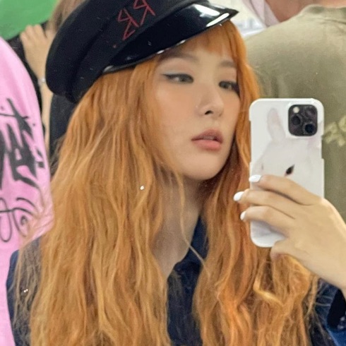 seulgikpics's tweet photo. orange hair seulgi's mirror selfies hit different https://t.co/JZ9tI0LOFl