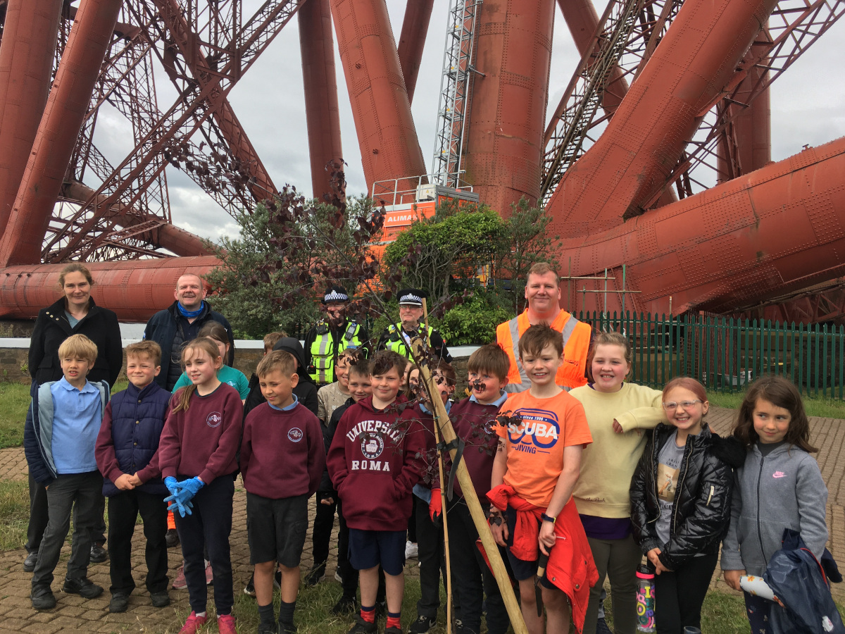 RailSuppliers's tweet photo. Forth Bridge picnic area ‘blooming lovely’ https://t.co/SPVktxeLHA #NetworkRail #ForthBridge #ScotsRail #ScottishRailways #RailwayNews #BalfourBeatty @balfourbeatty https://t.co/3mM4eRGuoe