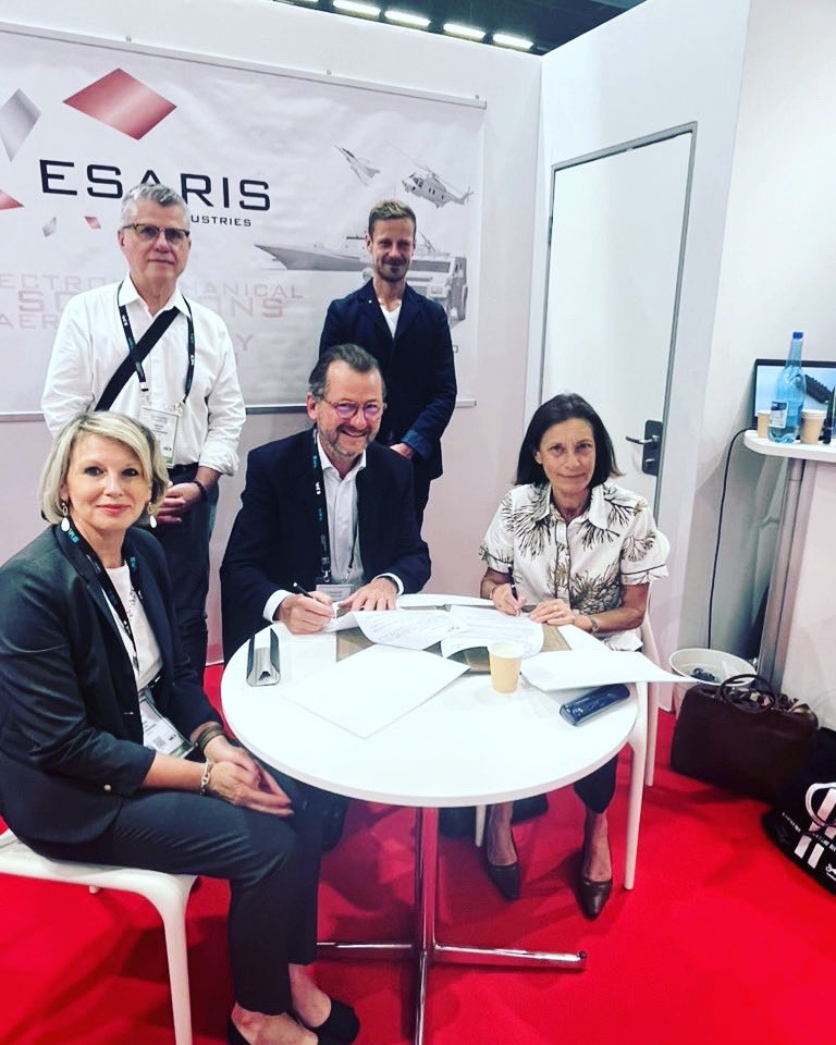 IMTFrance's tweet photo. [Événement]
Bruno Russo, président d’#Esaris Industries et Odile Gauthier, DG de l’@IMT France, lors de l’#évènement de #signature d’un accord-cadre de Recherche, Innovation et Formation résolument orienté vers l’industrie du Futur, au salon #Eurosatory 2022. https://t.co/aLU71oKXCv